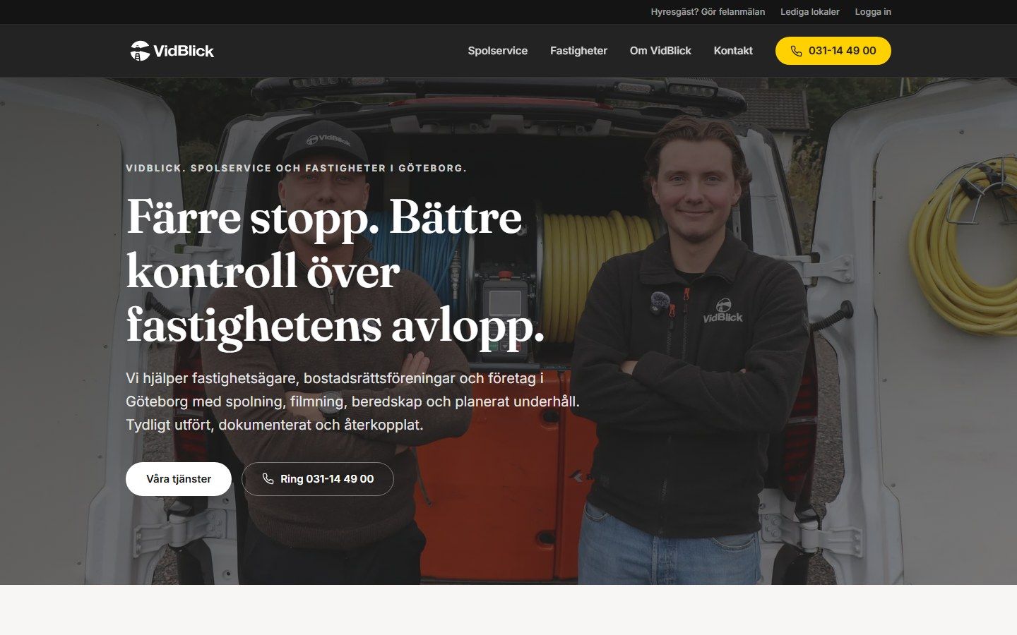 Startsidan på vidblick.se i en dator, med två tekniker framför spolbilen och telefonnumret i menyn.