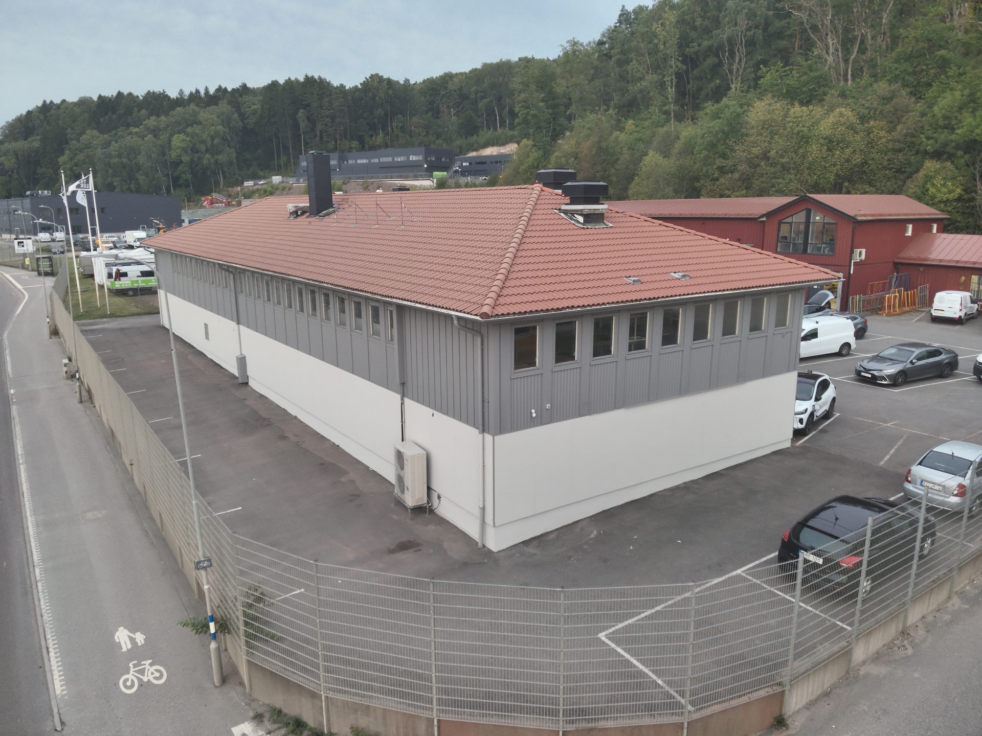 Fastigheten på Tagenevägen 20 med nymålad fasad