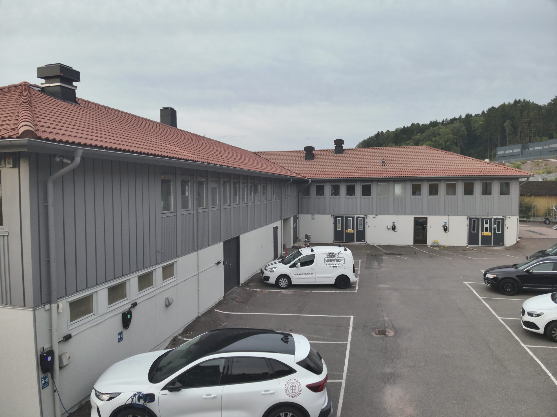 Innergård och parkering vid Tagenevägen 20 i Hisings Backa